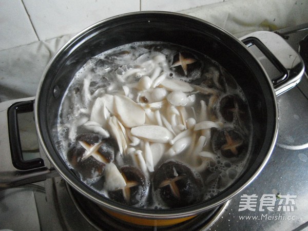 浓汤菌菇火锅的做法