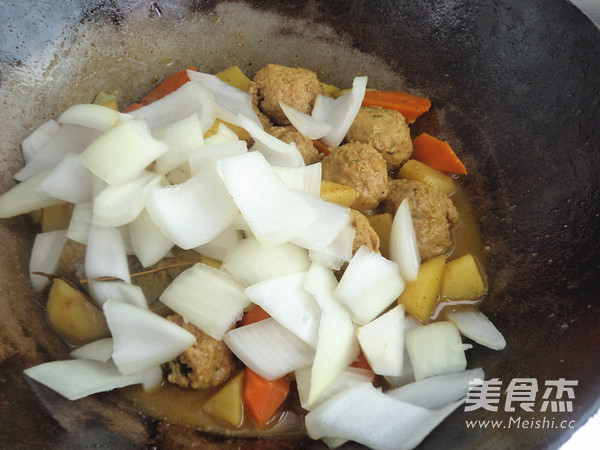 咖喱<a href=/shicai/rouqin/NiuRou/index.html target=_blank><u>牛肉</u></a>丸的做法