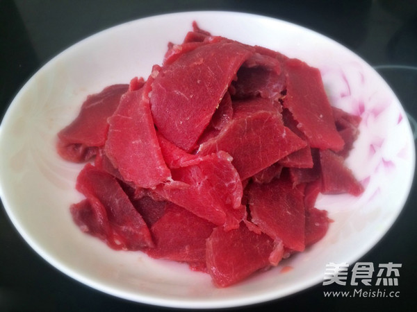 水煮<a href=/shicai/rouqin/NiuRou/index.html target=_blank><u>牛肉</u></a>家常做法的做法