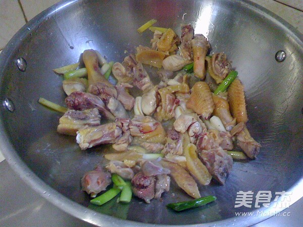 虾酱<a href=/shicai/rouqin/SanHuangJi/index.html target=_blank><u>三黄鸡</u></a>的做法