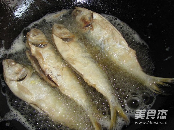 香酥黄河刀鱼的做法