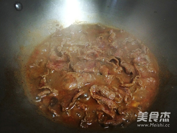 水煮<a href=/shicai/rouqin/NiuRou/index.html target=_blank><u>牛肉</u></a>家常做法的做法