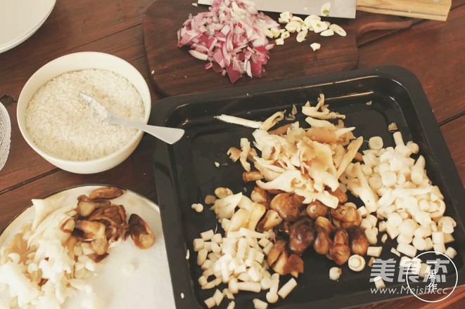 铸铁锅菌菇炊饭的做法