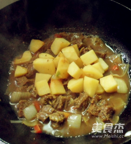 咖喱<a href=/shicai/rouqin/NiuRou/index.html target=_blank><u>牛肉</u></a>的做法