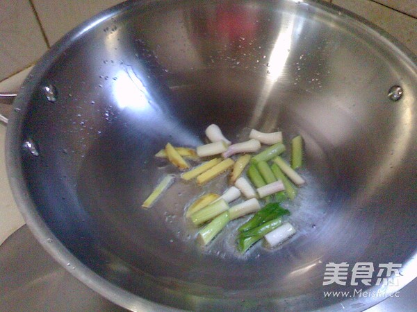 虾酱<a href=/shicai/rouqin/SanHuangJi/index.html target=_blank><u>三黄鸡</u></a>的做法