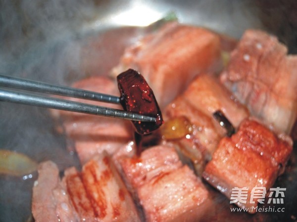 <a href=/shicai/shucai/GuiHua/index.html target=_blank><u>桂花</u></a>酱汁肉的做法