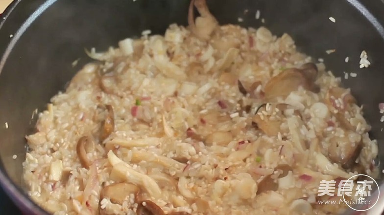 铸铁锅菌菇炊饭的做法