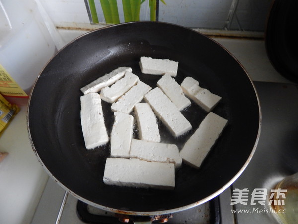 水煮<a href=/shicai/mimian/DouFu/index.html target=_blank><u>豆腐</u></a>片的做法