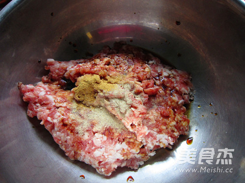酸菜<a href=/shicai/rouqin/ZhuRou/index.html target=_blank><u>猪肉</u></a>水饺的做法