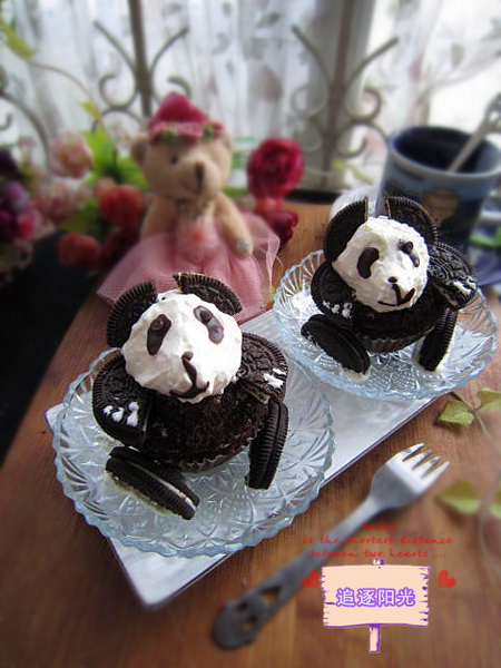 熊猫<a href=/shicai/mimian/QiaoKeLi/index.html target=_blank><u>巧克力</u></a>纸杯蛋糕的做法