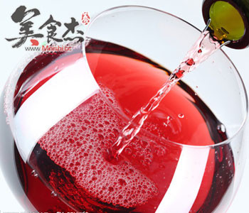 吃肉时喝杯红酒助减少胆固醇vn.jpg