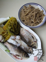 私房酸菜鱼汤煮鱼面步骤1