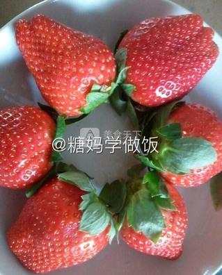<a href=/shicai/guopin/CaoMei/index.html target=_blank><u>草莓</u></a>小雪人