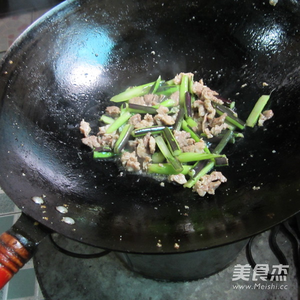 红苔菜炒肉的做法