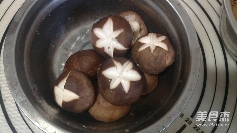菌菇浓汤宝鲜火锅的做法