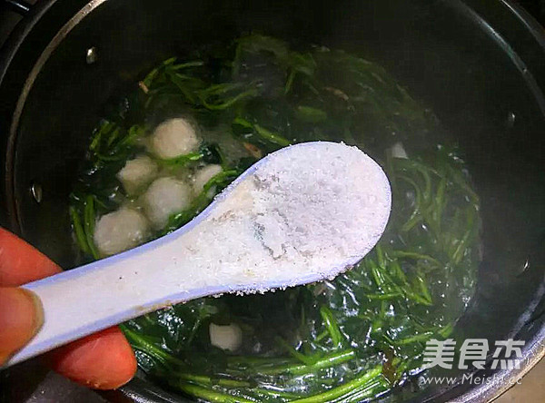 <a href=/shicai/shucai/XiYangCai/index.html target=_blank><u>西洋菜</u></a>肉丸汤的做法