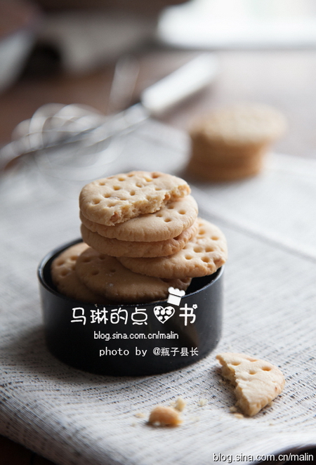 (图文)<a href=/shicai/guopin/HuaSheng/index.html target=_blank><u>花生</u></a>酥饼的做法