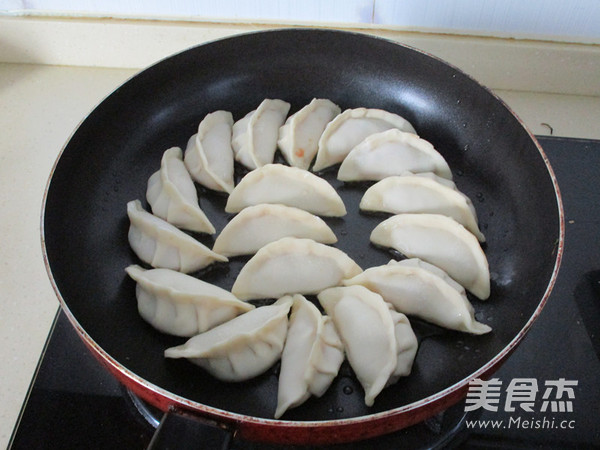 鲜肉煎饺的做法