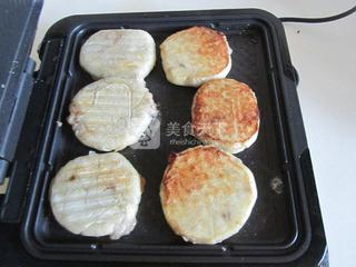 香酥<a href=/shicai/rouqin/NiuRou/index.html target=_blank><u>牛肉</u></a>饼