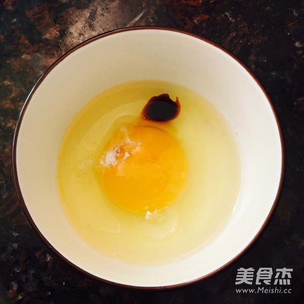 <a href=/shicai/rouqin/JiDan/index.html target=_blank><u>鸡蛋</u></a>煎裹蒸粽的做法