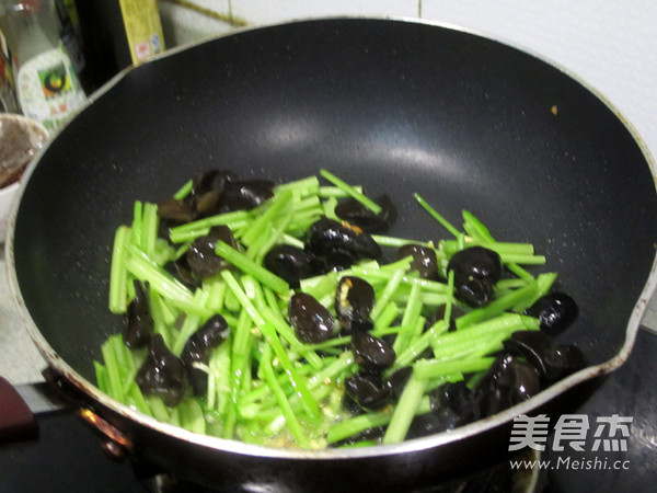 #素食也美味#香芹炒<a href=/shicai/shucai/MuEr/index.html target=_blank><u>木耳</u></a>的做法