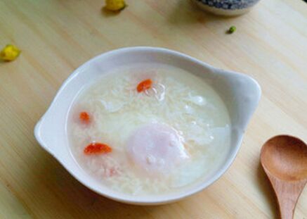 米酒煮<a href=/shicai/rouqin/JiDan/index.html target=_blank><u>鸡蛋</u></a>