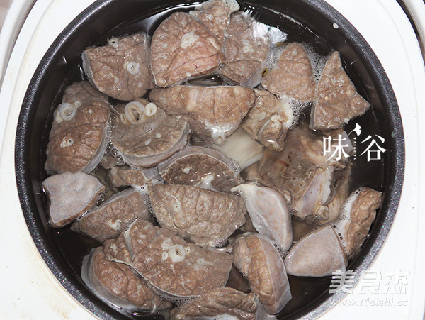青橄榄<a href=/shicai/rouqin/ZhuFei/index.html target=_blank><u>猪肺</u></a>汤的做法