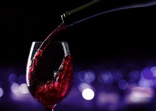 睡前适量喝红酒能够预防感冒