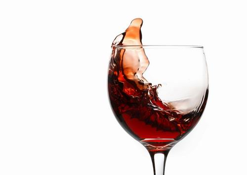 睡前经常过量的饮用红酒也很容易让酒精伤肝、影响肠胃的正常功能