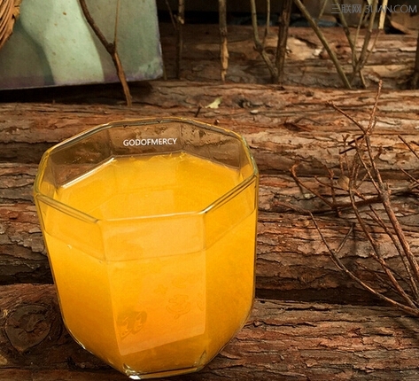 夏季排毒良方：鲜榨橙汁增强活力的   