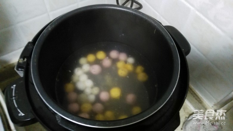 双红荷包蛋煮彩色汤圆的做法