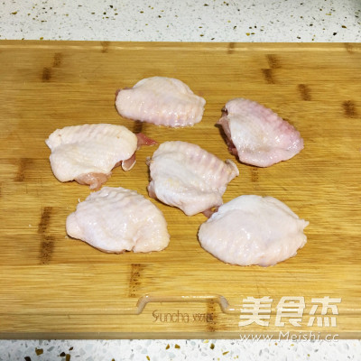 <a href=/shicai/rouqin/JiChi/index.html target=_blank><u>鸡翅</u></a>包饭的做法