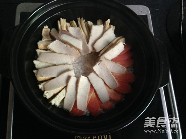 #热门小吃#时蔬卤肉砂锅饭的做法