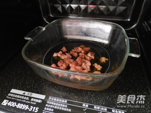 肉<a href=/shicai/mimian/JiangYou/index.html target=_blank><u>酱油</u></a>泼辣子拌面的做法