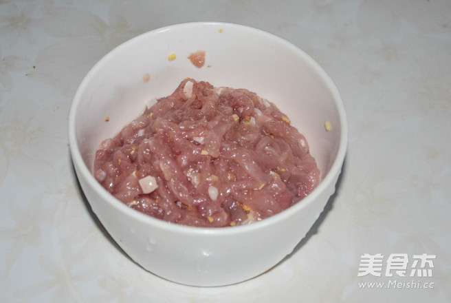 夏季喝粥——<a href=/shicai/rouqin/PiDan/index.html target=_blank><u>皮蛋</u></a>瘦肉粥的做法