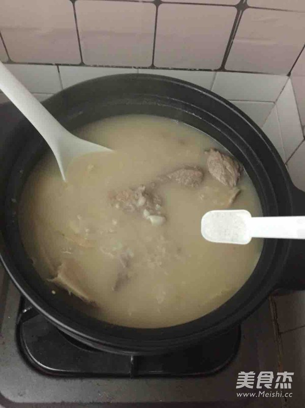 清补猪骨展汤的做法