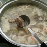 排骨菌菇火锅汤底的做法