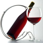 吃肉时喝杯红酒助减少胆固醇