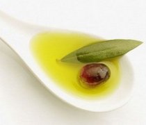 【橄榄油的美容作用】橄榄油的美容功效_孕妇可以用橄榄油美容吗