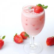 【草莓奶昔】草莓奶昔是什么_草莓奶昔怎么做