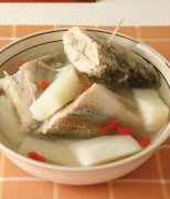 【鲈鱼汤的功效】鲈鱼汤的做法_鲈鱼汤怎么做好吃