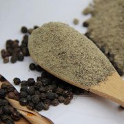 【黑胡椒粉怎么用】黑胡椒粉什么时候放_黑胡椒粉和白胡椒粉的区别