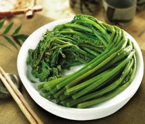 【香肠炒蕨菜】香肠炒蕨菜的做法_香肠炒蕨菜的营养价值