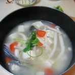 鱼骨海鲜菇豆腐汤的做法