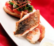 【烤鲈鱼的做法】烤鲈鱼的营养价值_烤鲈鱼的热量