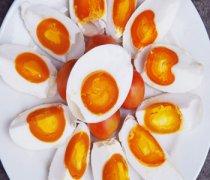 【咸蛋怎么做】咸蛋的做法_咸蛋黄茄子