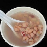 【薏米芡实汤】薏米芡实汤的功效_薏米芡实汤的适宜人群
