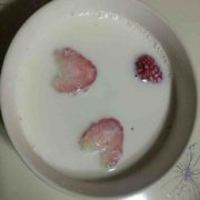 草莓牛奶的做法