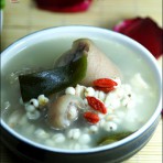 猪尾海带薏米汤的做法