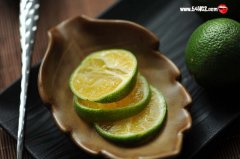 柠檬水是酸性还是碱性的_柠檬片泡水的副作用是什么?
